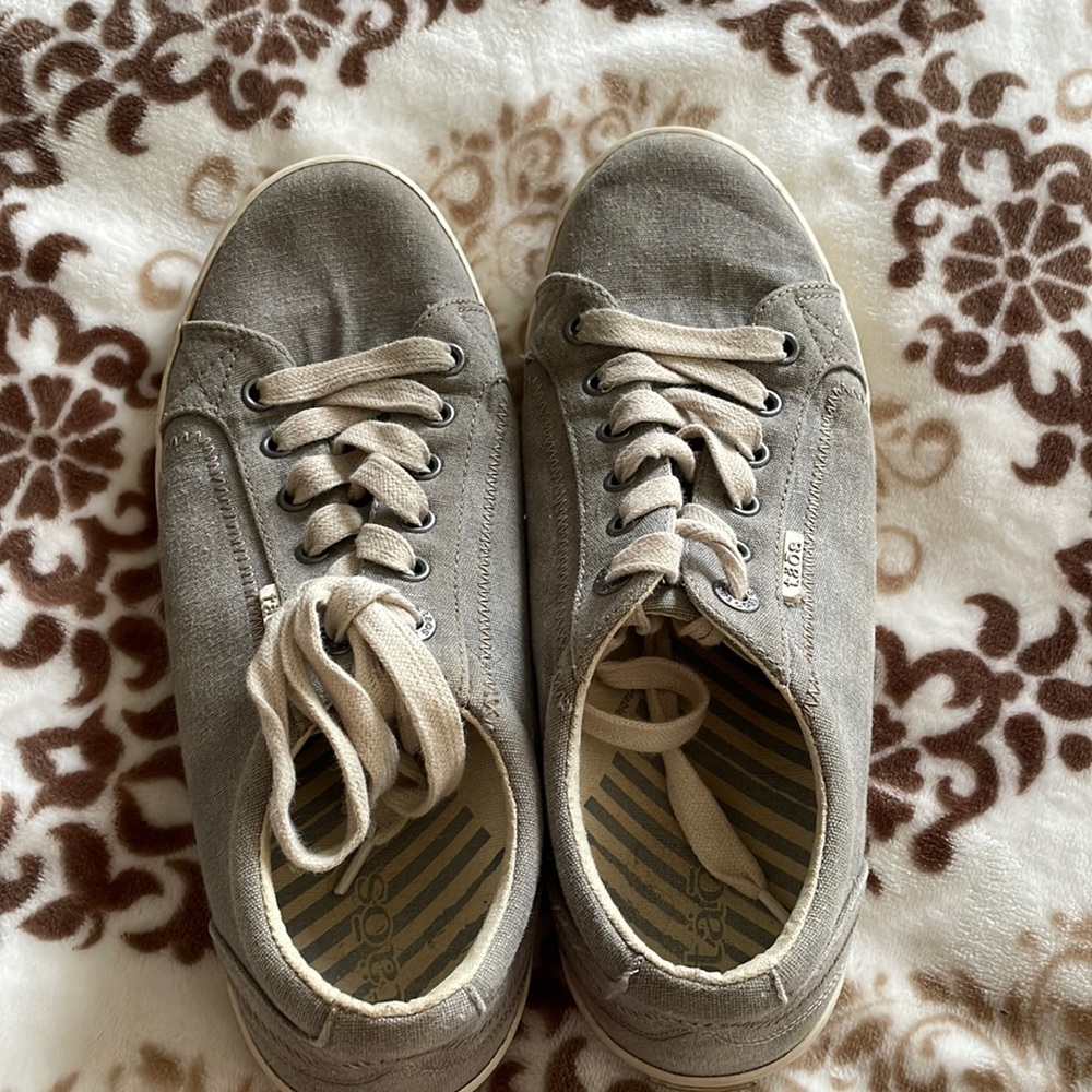 Taos Women's canvas sneakers.